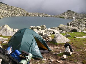 stanování u nejvýše položeného horské jezero Paringu