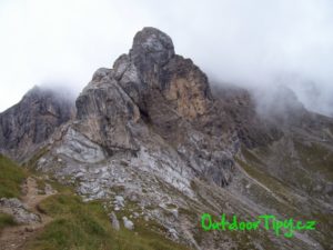 Jedna z charakteristických skalných homôl na Monte Cernere