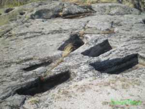 Hroby tesané do skaly