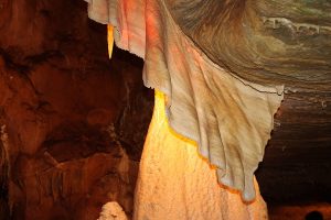 Sintrový závěs v Javoříčských jeskyních