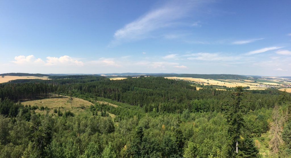 panoramatický pohled z rozhledny na Pekelném kopci