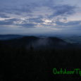Večerní výhled z rozhledny na Kraví hoře na Kuní horu a okolí