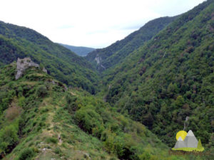 nepřístupná poloha hradu Bobovac v horách