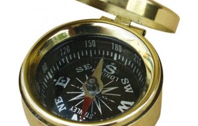 Obrázek zobrazuje produkt SEA CLUB Malý mosazný kompas s víkem